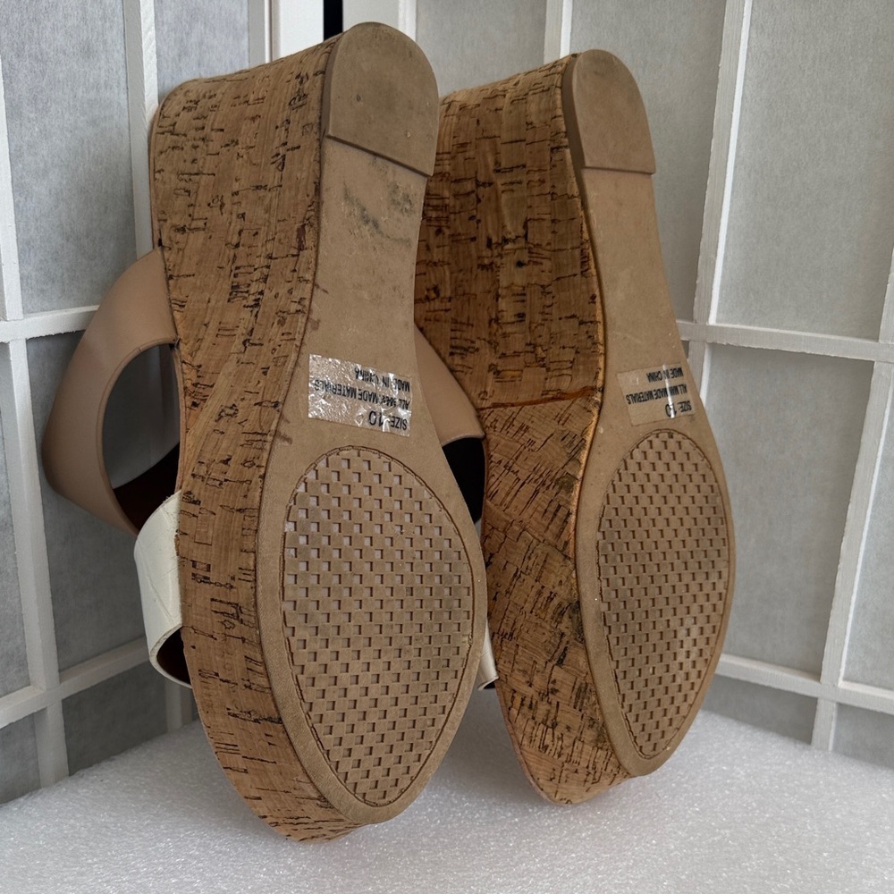 Venus Tan and White Wedge Sandals Size 10 - Picture 4 of 5